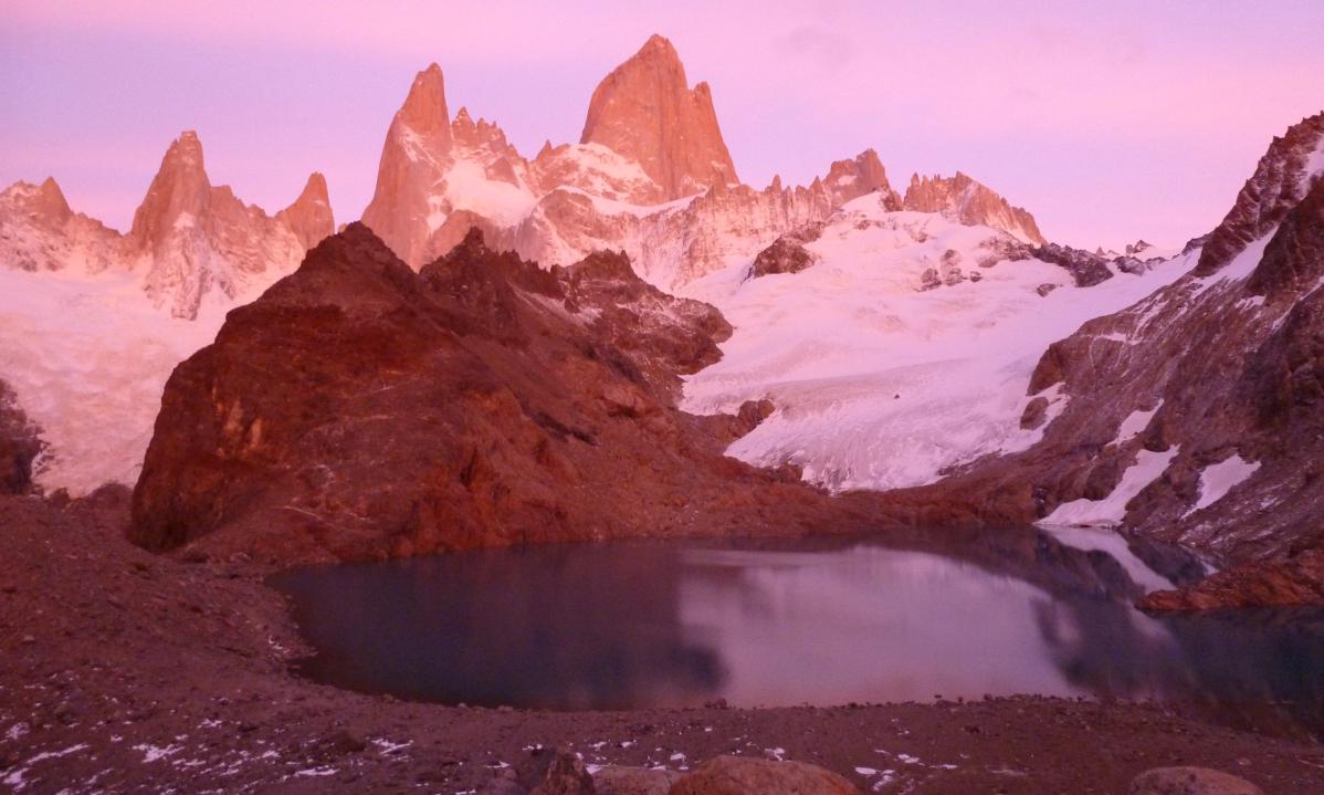 Le soleil se lève au-dessus du mont Fitz Roy...