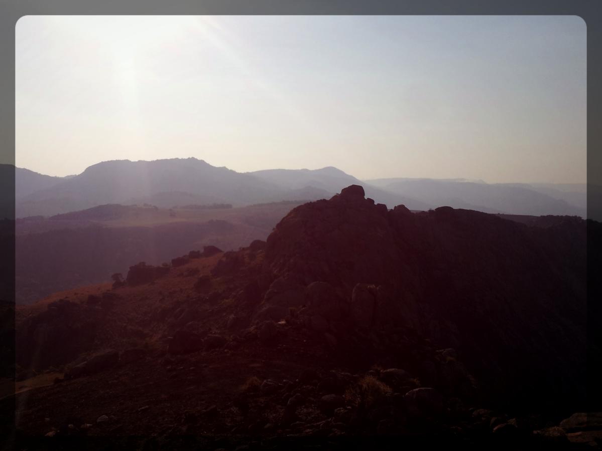 Des caractéristiques géographiques permettant peu de cultures : montagnes, savane, ou forêt tropicale