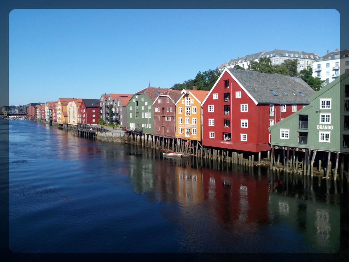 Trondheim, Norvège, maisons colorées sur pilotis