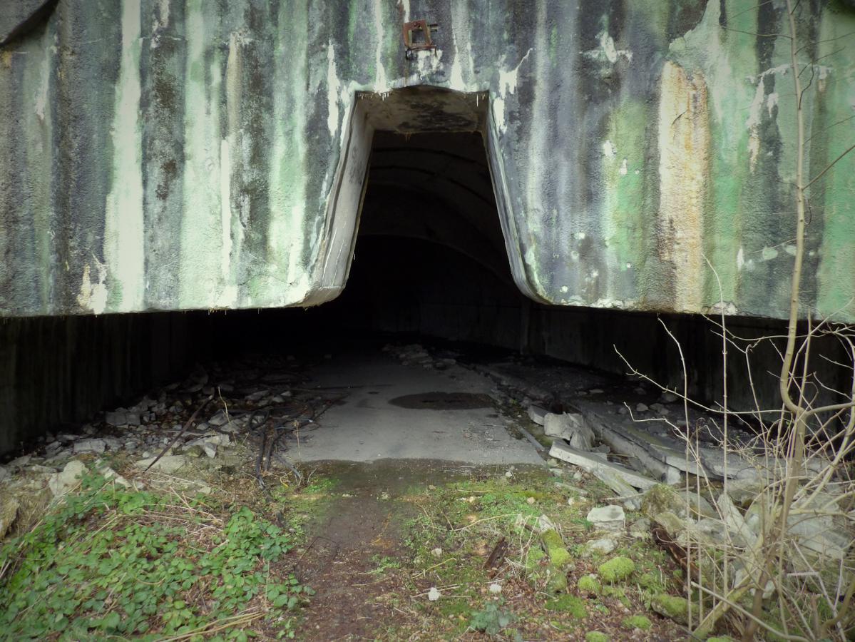 L'entrée de l'un des tunnels de la base