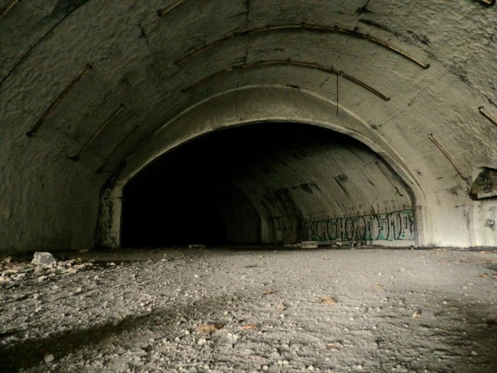 exploration urbaine dans une base militaire abandonnée en croatie
