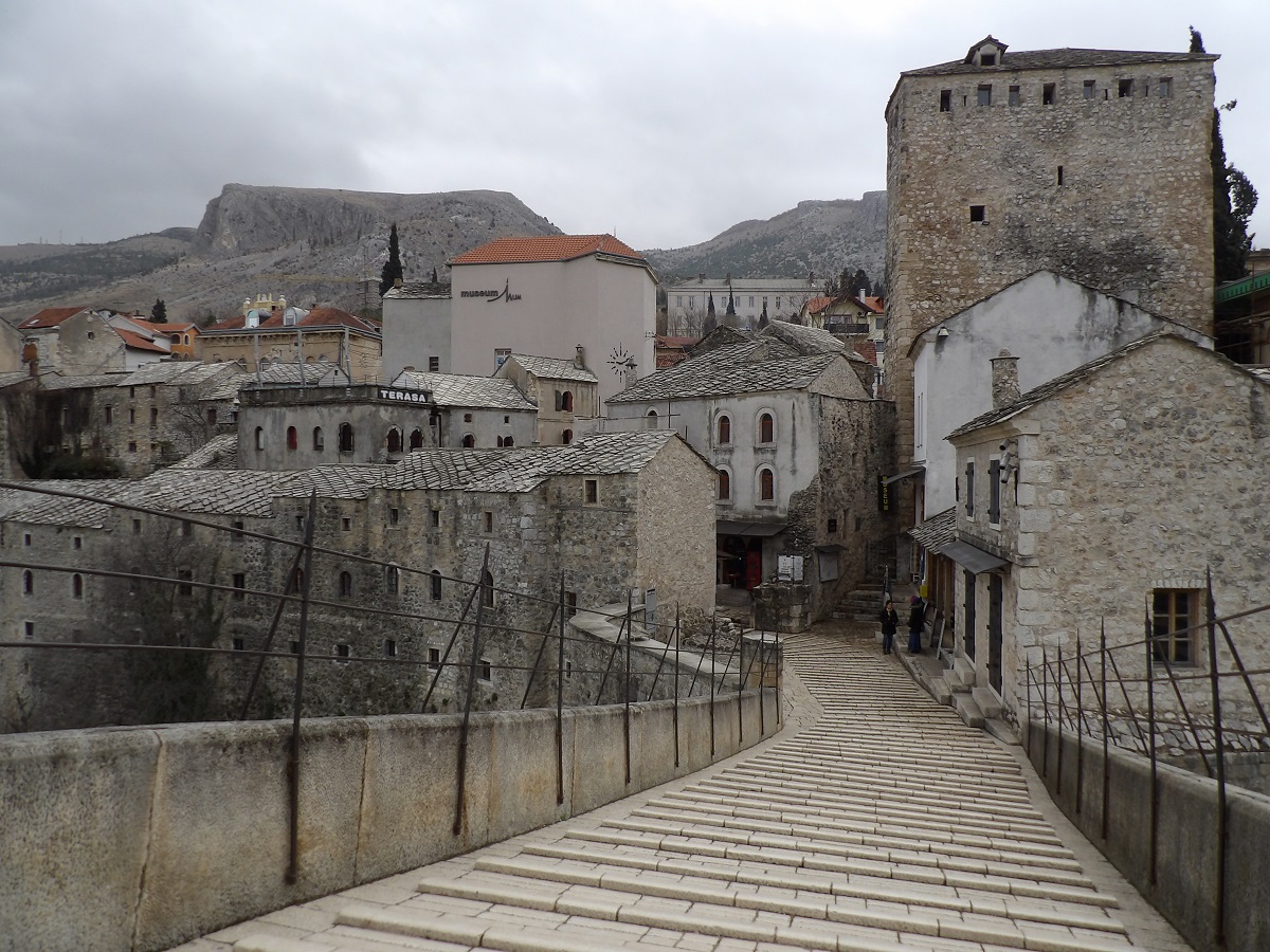 Le Stari Most, ou pont de Mostar, qui permet de traverser la Neretva