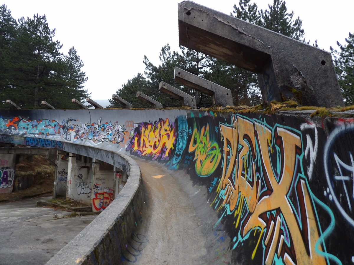 La piste de bobsleigh, qui s'étend ainsi sur des kilomètres