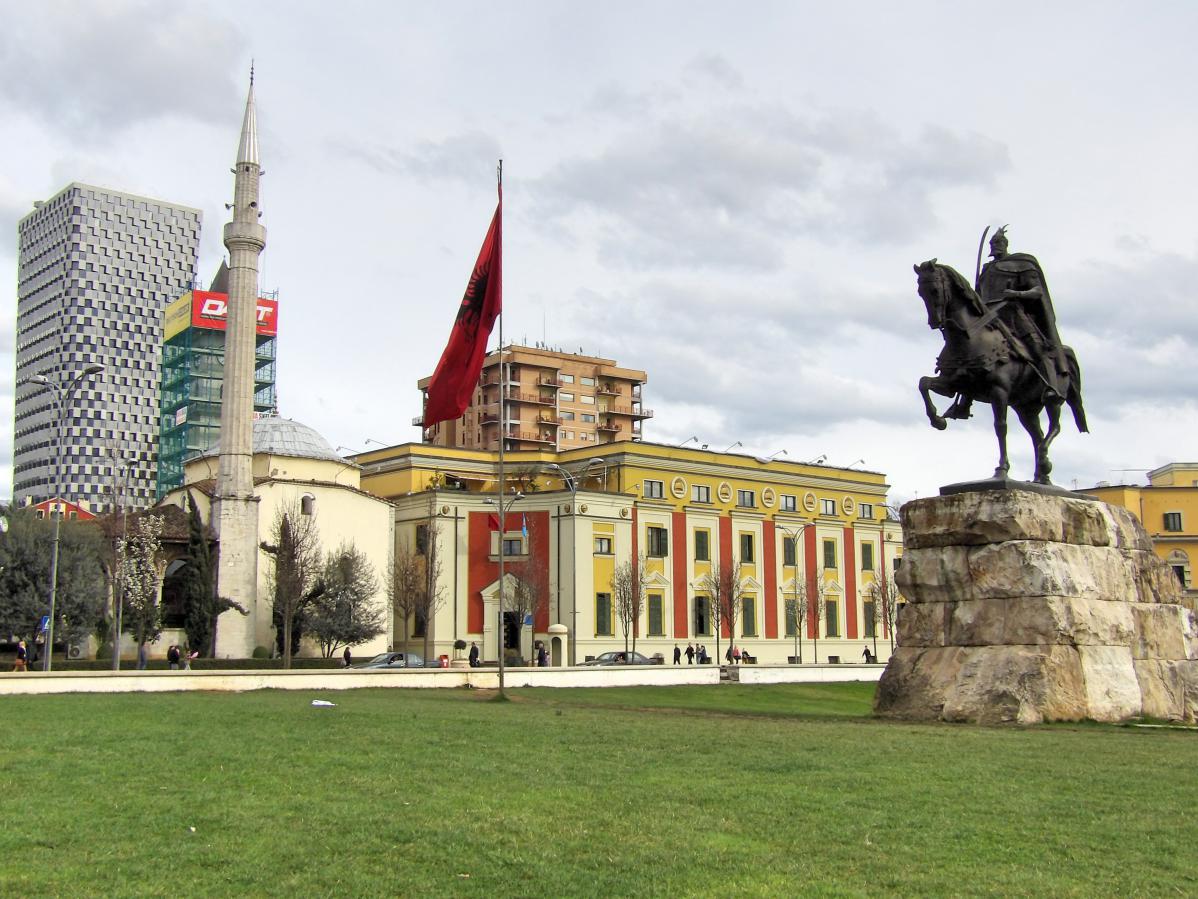 Visiter l'Albanie : la place Skanderbeg au cœur de Tirana