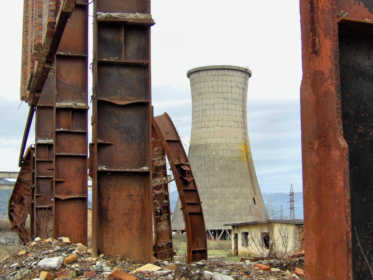 Une centrale électrique abandonnée, mais toujours debout!