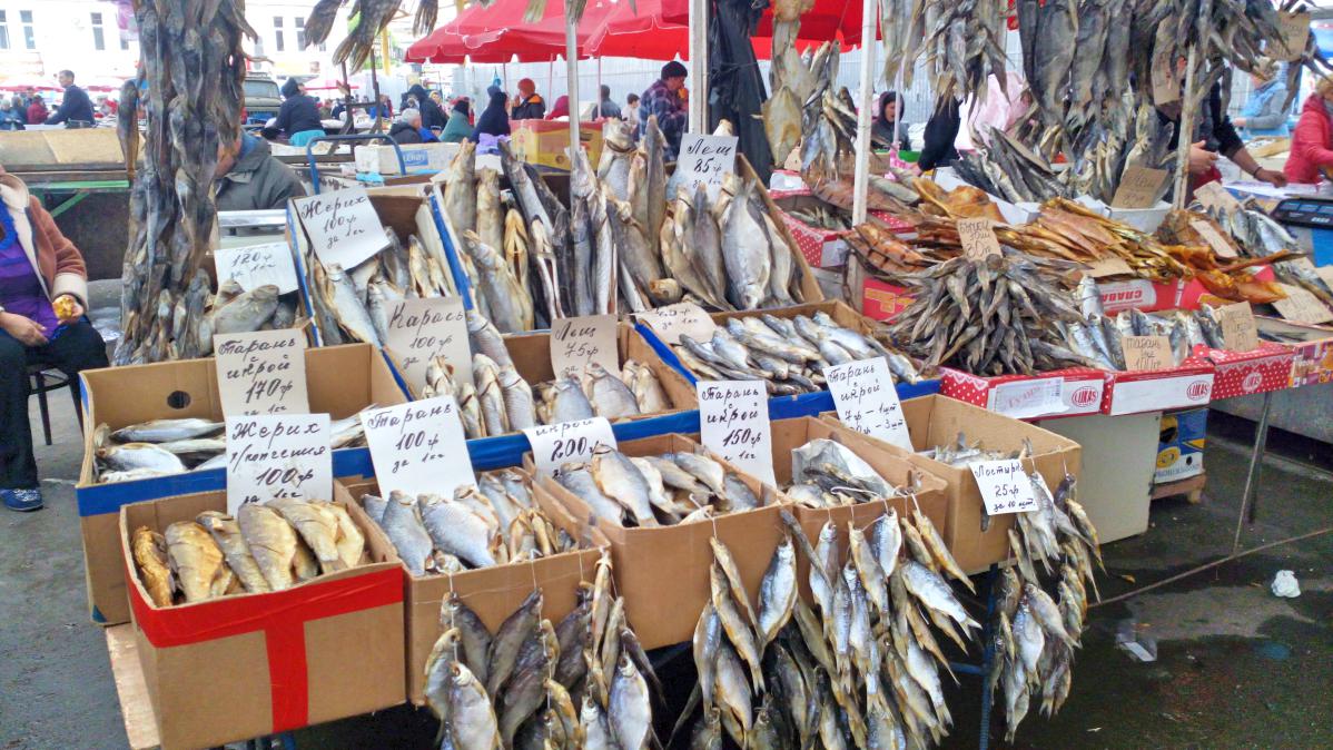 Des poissons séchés, au cœur du marché 