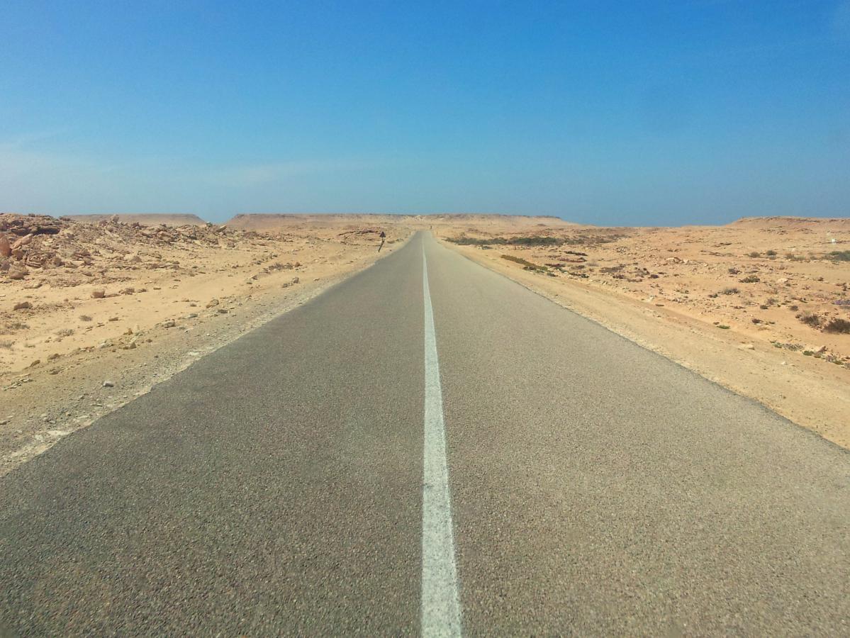 route dans le sahara et auto-stop au maroc