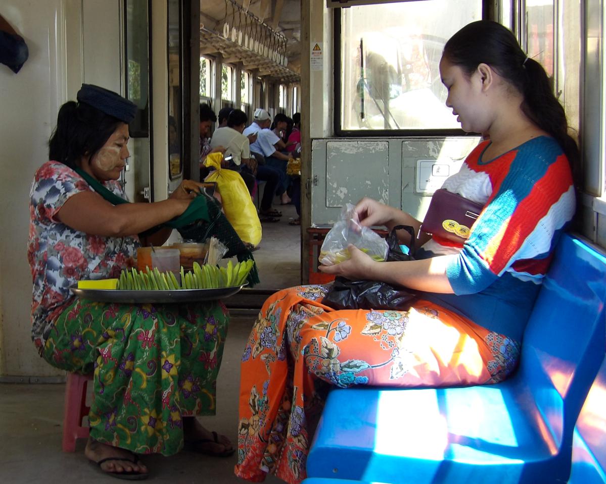 Yangon au Myanmar, vendeuse dans le train circulaire