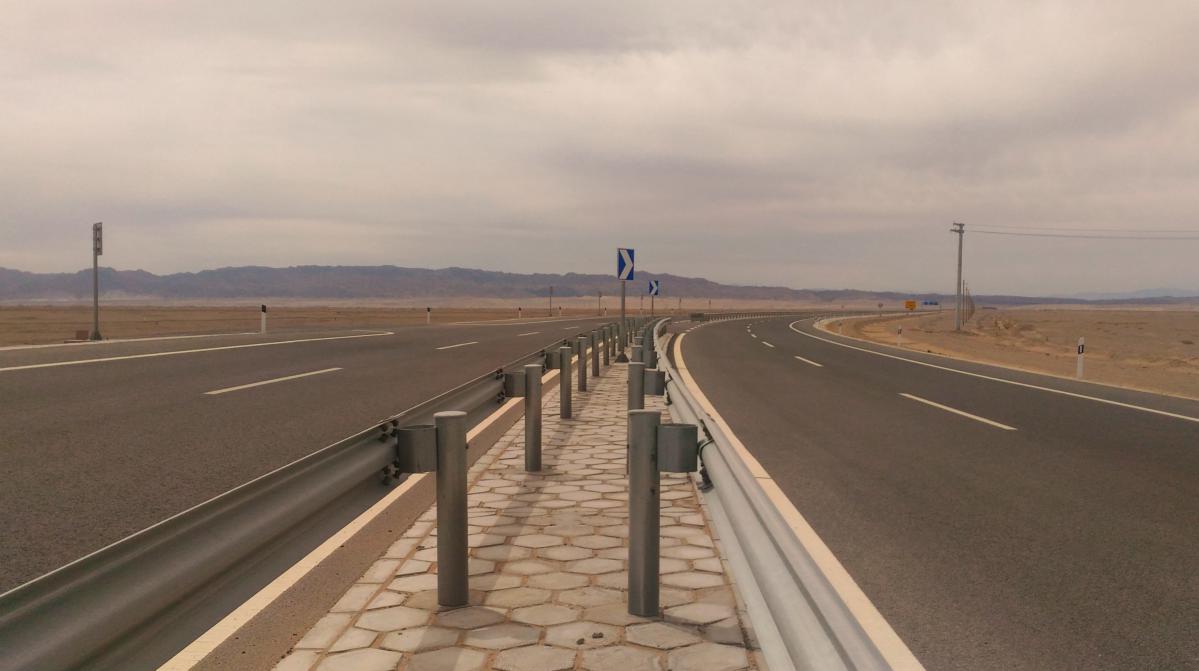 route dans le désert de gobi en chine