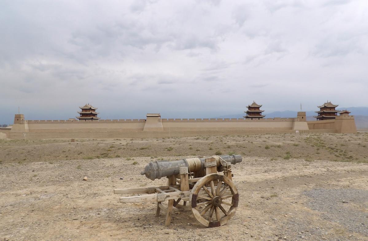 fort de jiayuguan dans le désert de gobi