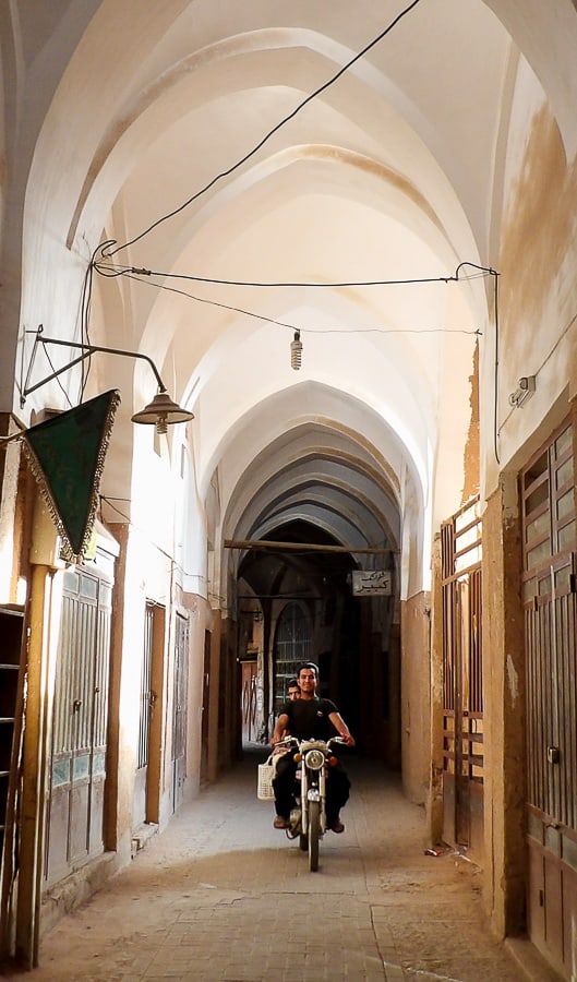 Yazd, Iran | Récit de mon voyage en Iran en auto-stop : un bel attrape-touriste, ou comment les habitants m'ont presque kidnappée pour que je séjourne plusieurs jours chez eux... | Histoires de tongs, le blog voyage passionnément alternatif