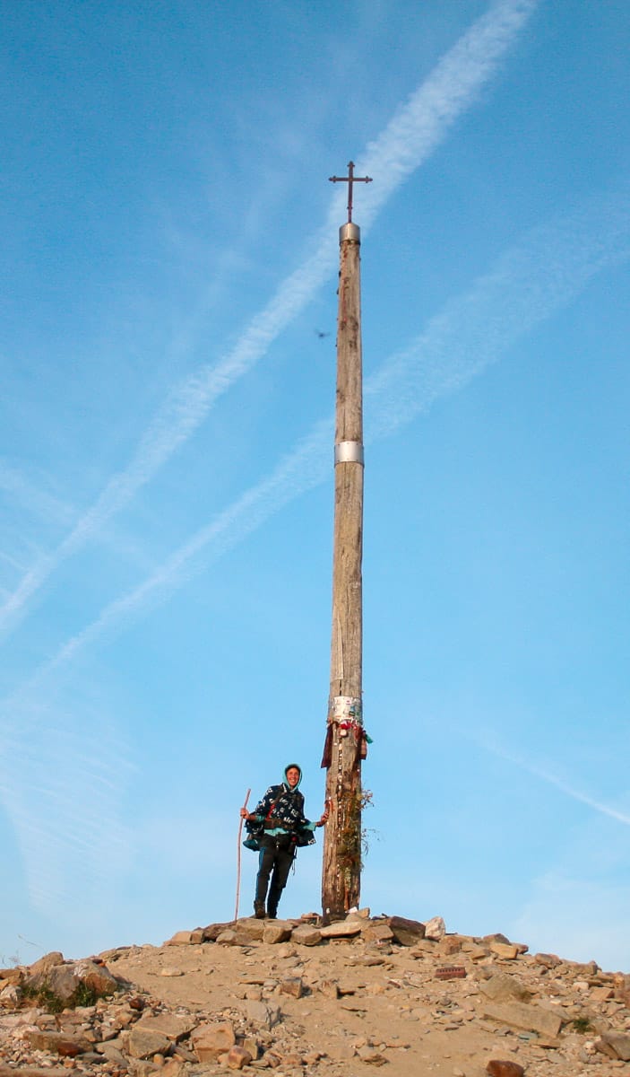 La Cruz de Ferro, Espagne | Lire le récit de mon aventure sur le Chemin de Compostelle Espagnol (Camino Frances) : un pèlerinage de 800km, ou les plus beaux jours de ma vie... | Histoires de tongs, le blog voyage passionnément alternatif