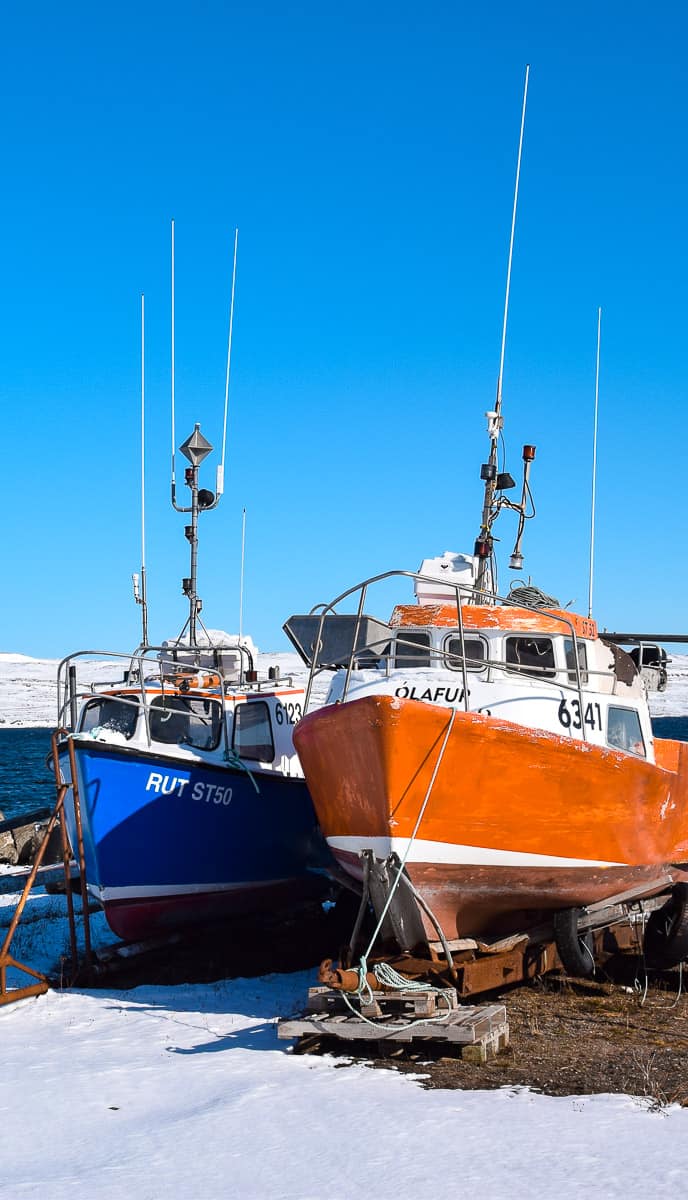 Bateaux mis à l'abri pour l'hiver, dans les fjords de l'Ouest en Islande