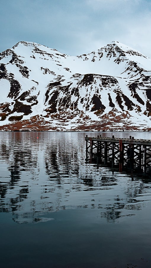 Port d'Húsavík, en Islande : une magnifique petite ville qui vit encore de la pêche. Carnet de voyage de ma traversée de la route 1 en auto-stop, sous tente et en plein hiver... | Histoires de tongs, le blog voyage passionnément alternatif