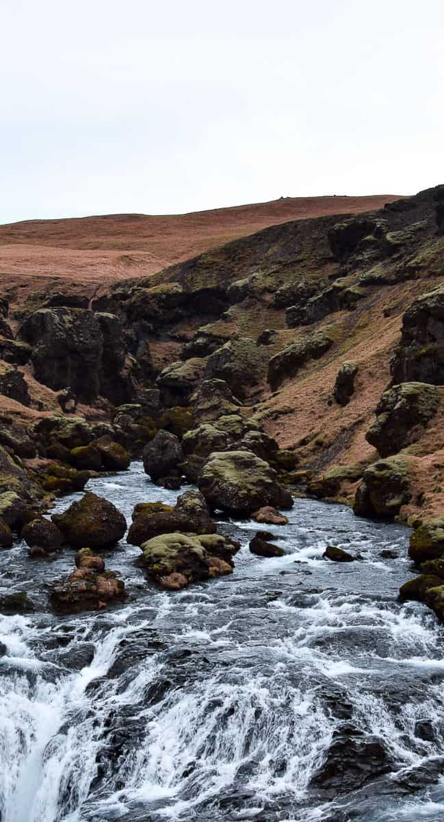 Randonnée près des chutes de Skógafoss en Islande